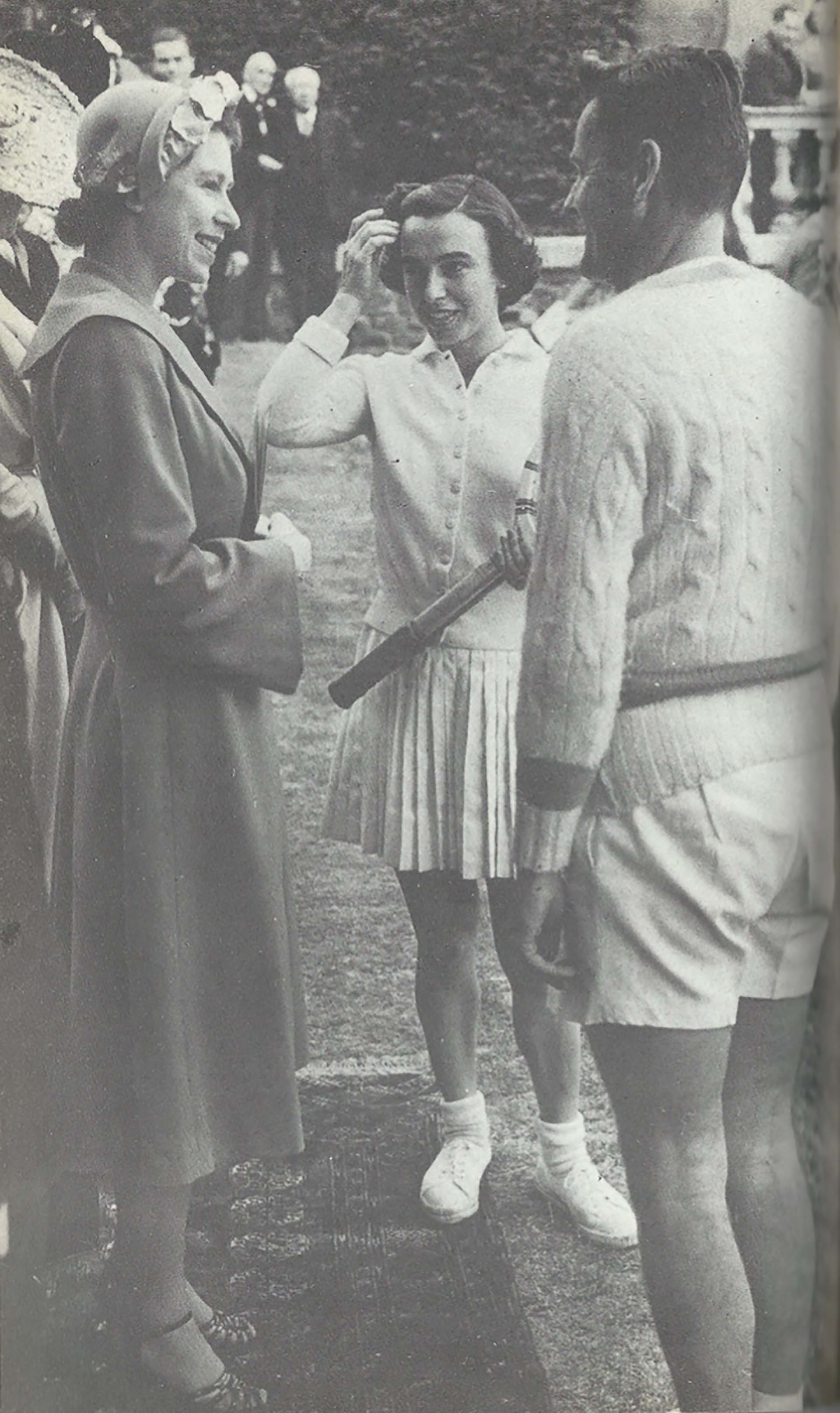 Mary Terán y Heraldo Weiss con la reina británica (Fuente: "Mujeres deportistas" de Liliana Morelli)