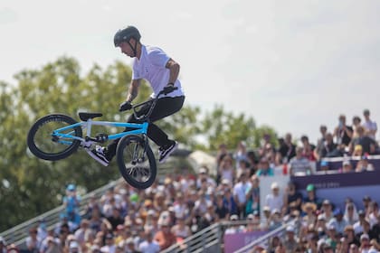 José “Maligno” Torres Gil y uno de los trucos con los que obtuvo la medalla de oro en el BMX freestyle