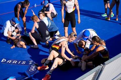 Los alemanes Tim Hellwig, Lisa Tertsch y Laura Lindemann celebran tras ganar el triatlón mixto de los Juegos Olímpicos de París, el lunes 5 de agosto de 2024
