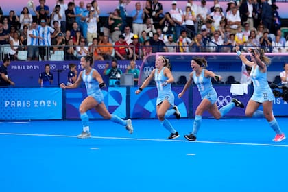 Las jugadoras de Argentina celebran el triunfo ante Bélgica por penales en el partido por la medalla de bronce de los Juegos Olímpicos en el estadio Yves-du-Manoir el viernes 9 de agosto de 2024 en Colombes, Francia. (AP Foto/Aijaz Rahi)
