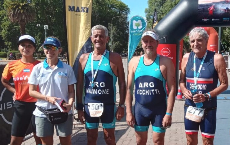 Los tres triatletas que corrieron las 37° ediciones en Mendoza: José Maimone, Luciano Cicchitti y Mario Delpodio, acompañados por la presidenta de la Asociación Mendocina de Triatlón, Mariana Vázquez