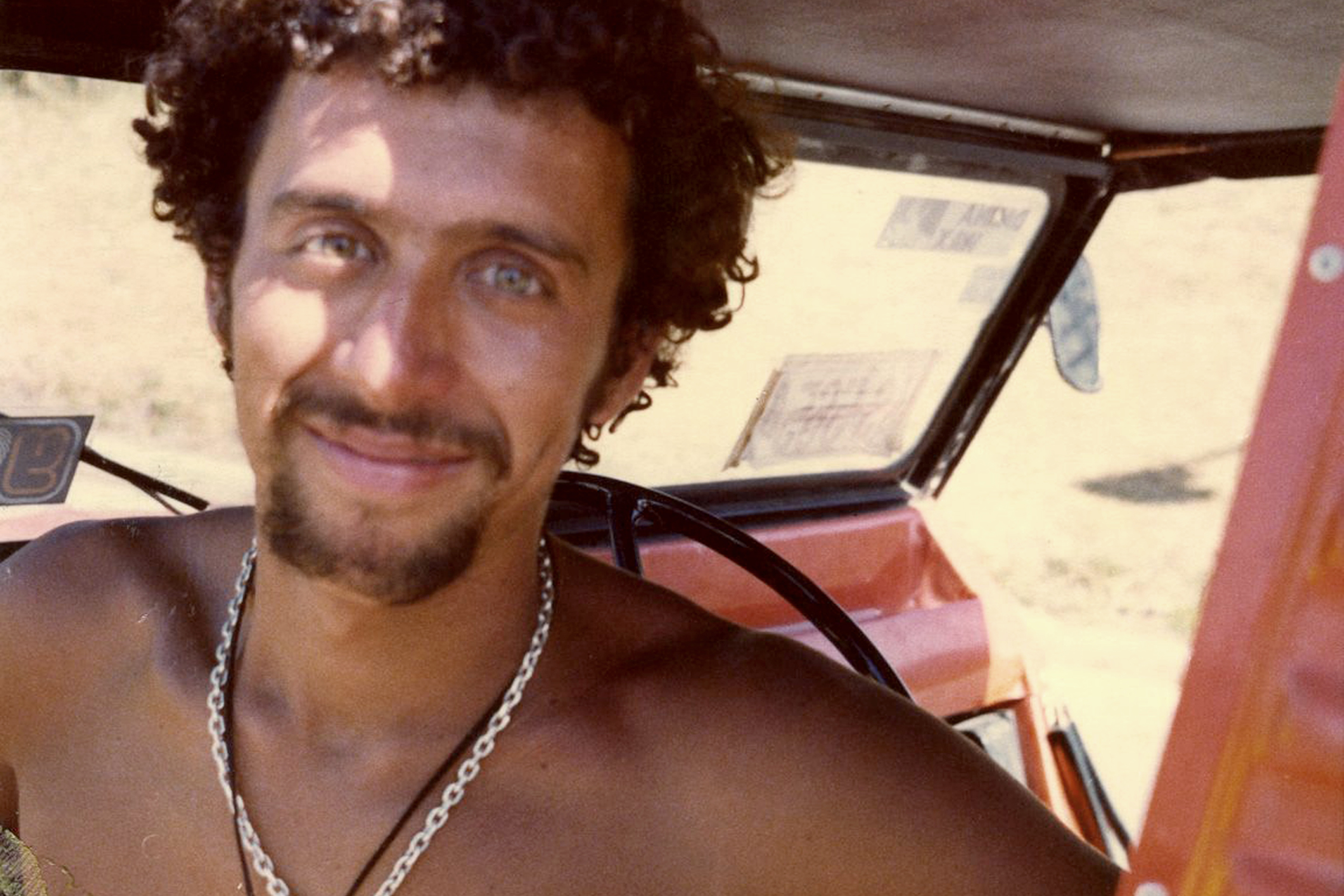 Fernando dice que el surf lo sacó de un comportamiento retraído y lo llevó al otro extremo: se volvió un personaje vivaz, jovial, comprador