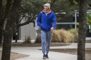 "Uno va surfeando olas. Hay que tratar de salir lo más rápidamente posible", comentó Meolans, que vive en su Córdoba.