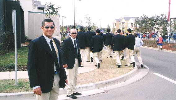 Apertura. La delegación argentina parte rumbo a la ceremonia inaugural. El estadio donde se hizo estaba frente a la Villa Olímpica. (Gentileza Oscar Galíndez)