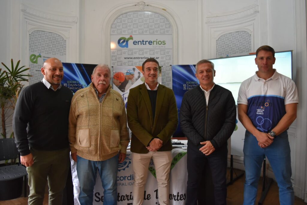 alt="El Triatlón XL se llevará a cabo en abril y cuenta con tres etapas: 1.9 km de natación, 90km de ciclismo y 21.1 km de pedestrismo"